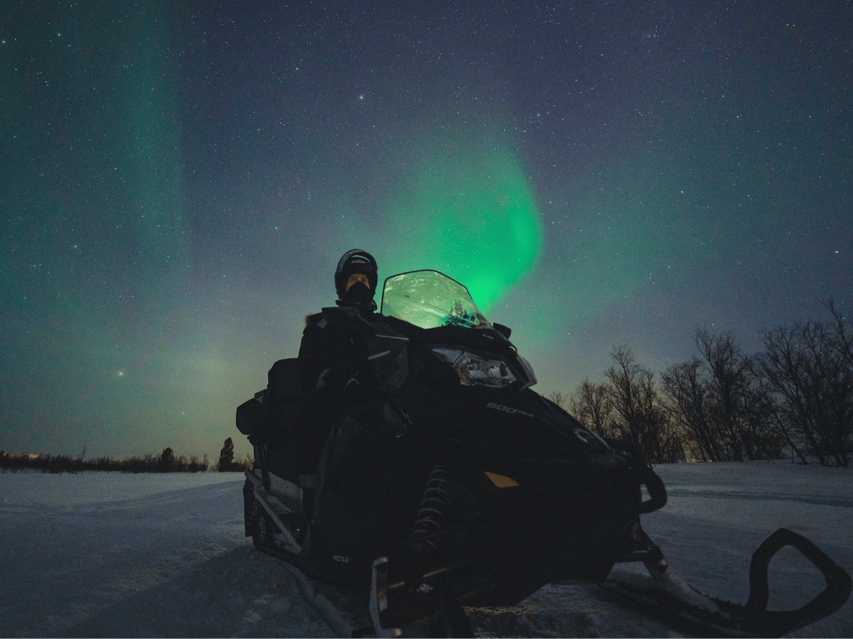 Nordlysjakt med snøscooter photo 2
