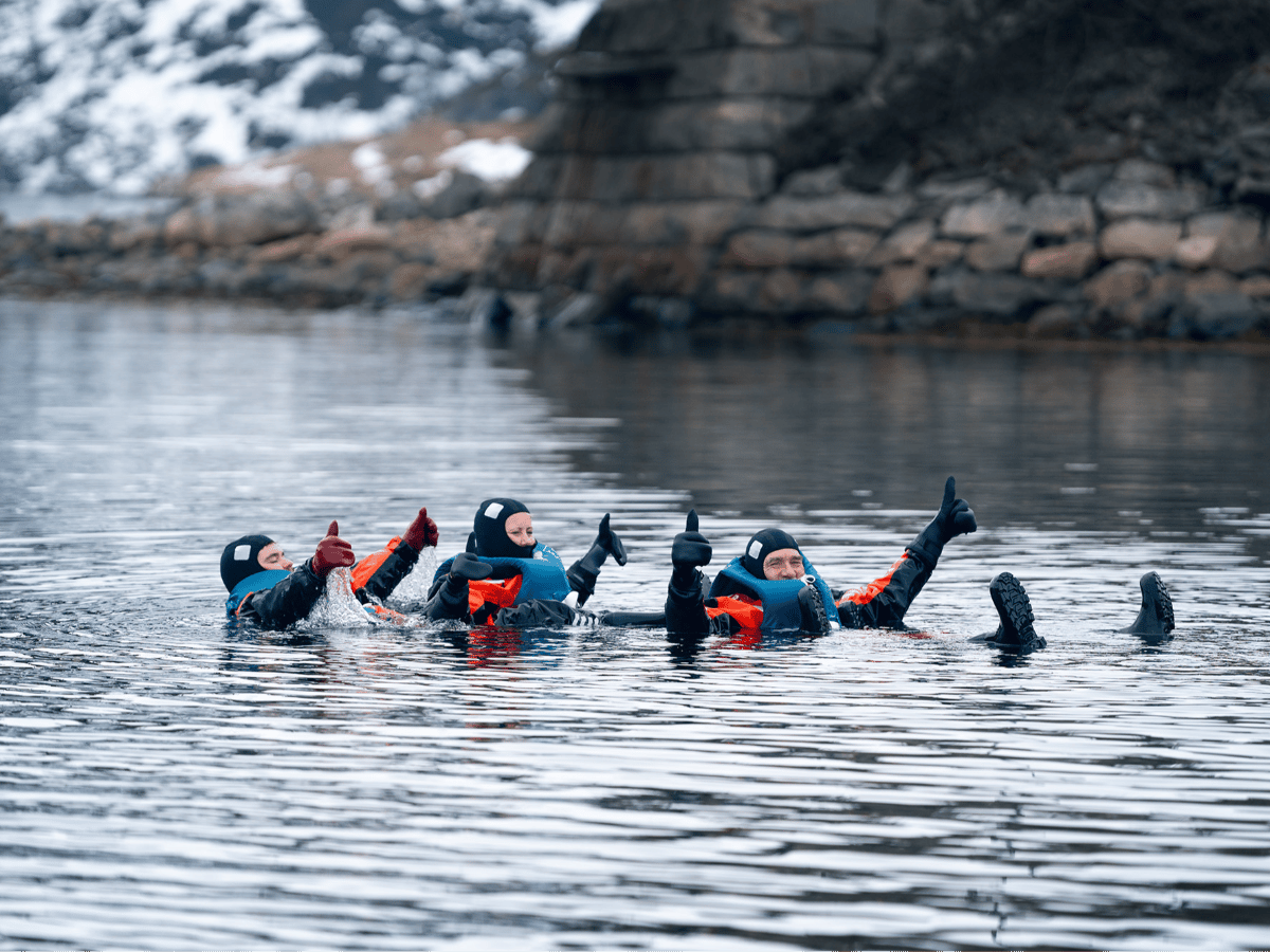 Bathing in the Barents Sea (groups)